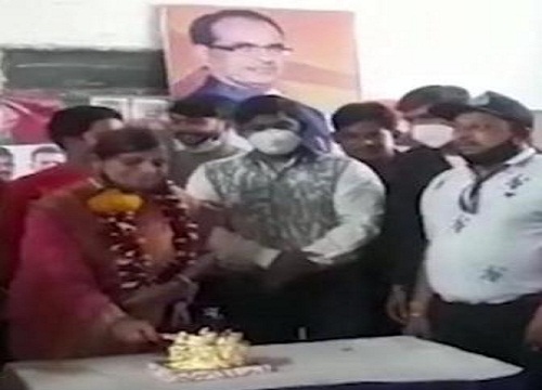 एमपी के इंदौर में भाजपा नेत्री ने वैक्सीनेशन सेंटर में सैंकड़ों समर्थकों के साथ मनाया बर्थडे, काटा केक