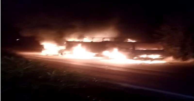 यूपी के एटा में दो वाहनों की टक्कर के बाद लगी आग, 9 ट्रैक्टर सहित 11 वाहन हुये खाक, एक की मौत