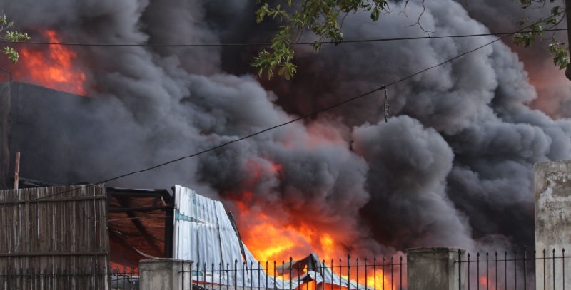 ग्रेटर नोएडा में केमिकल फैक्ट्री में लगी भीषण आग, पुलिस खाली कराया पूरा इलाका