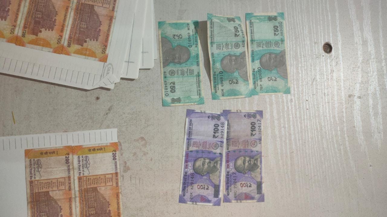 एमपी के जबलपुर में पकड़ा गया नकली नोट बनाने का कारखाना, 100, 200, 500 के नोट बरामद, देखे वीडियो