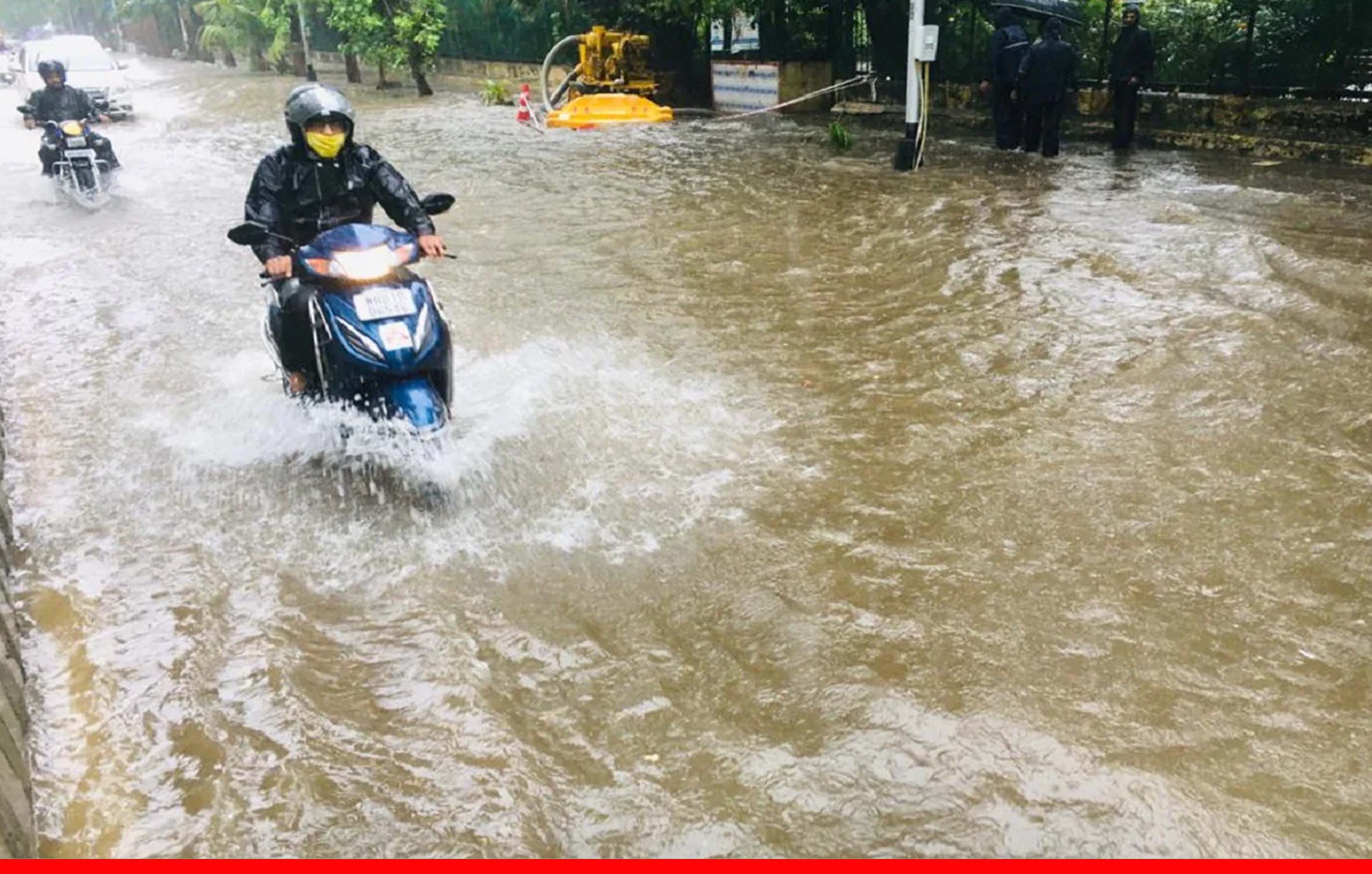 पहली ही बारिश में पानी-पानी हुई मुंबई, सड़कें बनी तालाब, रेलवे ने जारी किया अलर्ट