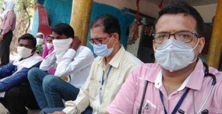 जबलपुर में सांसद के गोद लिए गांव में वैक्सीन को लेकर भ्रम, वैक्सीनेशन टीम के साथ महिलाओं ने की अभद्रता