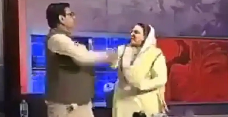 पाकिस्तान की सत्ताधारी पार्टी के नेता ने टीवी पर लाइव शो के दौरान विरोधी पार्टी के नेता को मारा थप्पड़