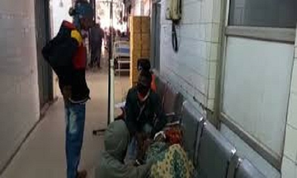 जबलपुर जिला अस्पताल के कोरोना वार्ड में भरती की गई युवती का शरीर नीला पड़ा, पूछताछ में पता चला कि जहर खाया है..!