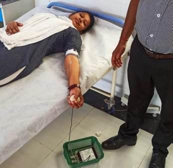 एमपी के जबलपुर में नायब तहसीलदार सुरभि जैन ने किया रक्तदान