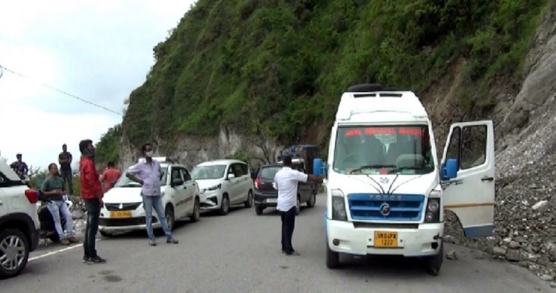 भूस्खलन के कारण बंद हुआ चीन और नेपाल को जोड़ने वाला एनएच-125, लगी वाहनों की लंबी कतार
