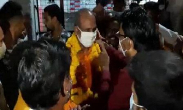 जबलपुर में शिवसेना के प्रदेश अध्यक्ष ठाडेश्वर महावर जमानत पर रिहा, जेल से बाहर आते ही कार्यकर्ताओं ने किया गर्मजोश स्वागत, देखे वीडियो