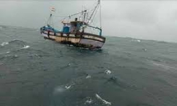 गहरे समुद्र में मछली पकडऩे गये मछुआरों का जहाज डूबा, 12 लोग थे सवार, पश्चिम बंगाल की घटना