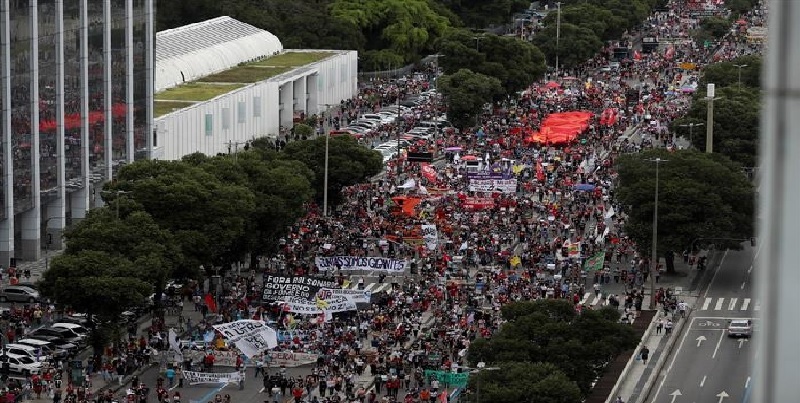 ब्राजील में पांच लाख के पार पहुंचा कोरोना से मौतों का आंकड़ा; सरकार के खिलाफ सड़कों पर उतरे हजारों लोग