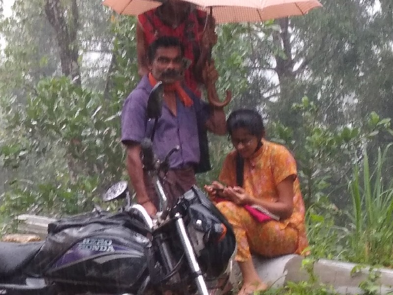 बेटी की ऑनलाइन क्लास के लिए भारी बारिश में छाता पकड़े खड़ा रहा पिता, वायरल हुई तस्वीर