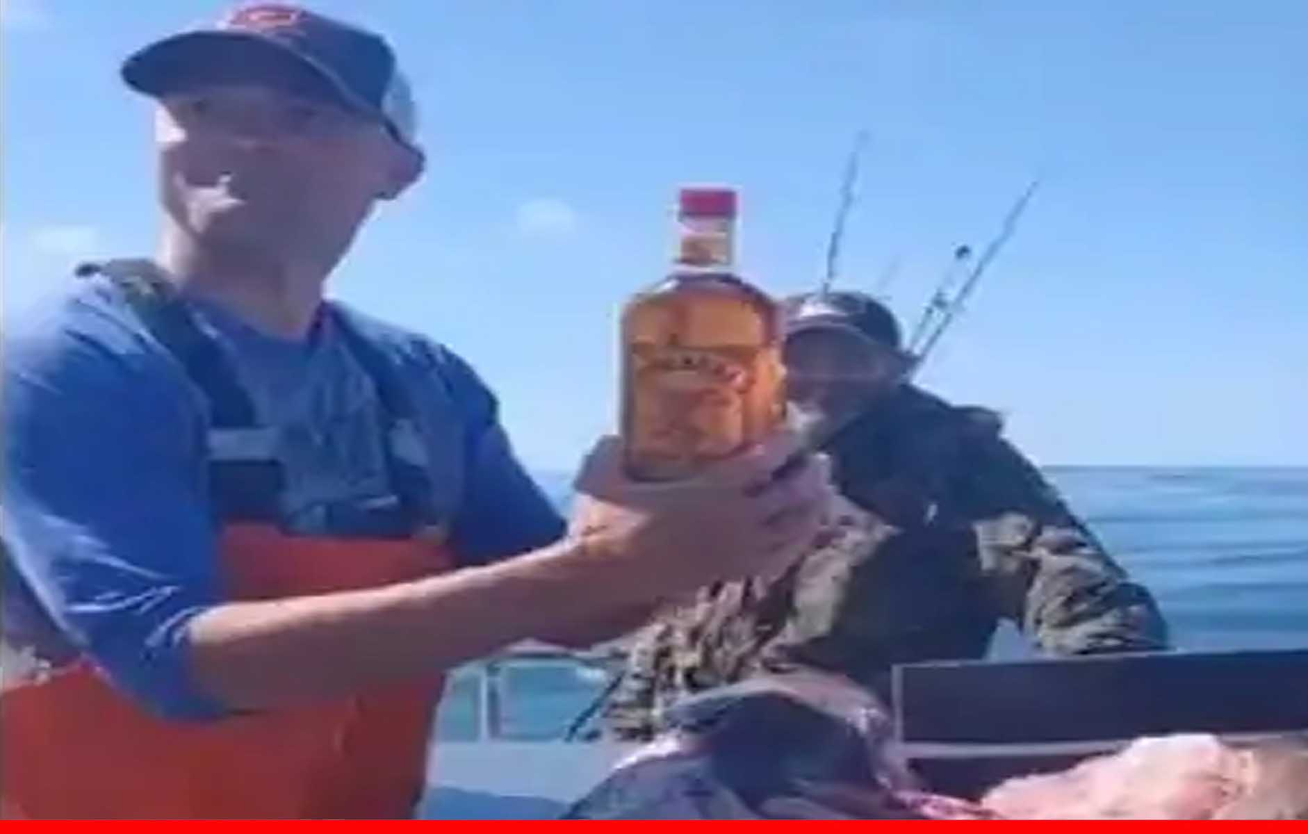 मछुआरे को मछली के पेट से मिली whisky की बंद बोतल