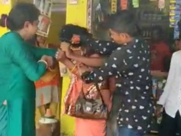 दमोह में बीच बाजार दो किन्नरों में असली-नकली के विवाद में लात-घूंसे चले, सड़क पर घसीटा, कैंची से बाल काट दिए