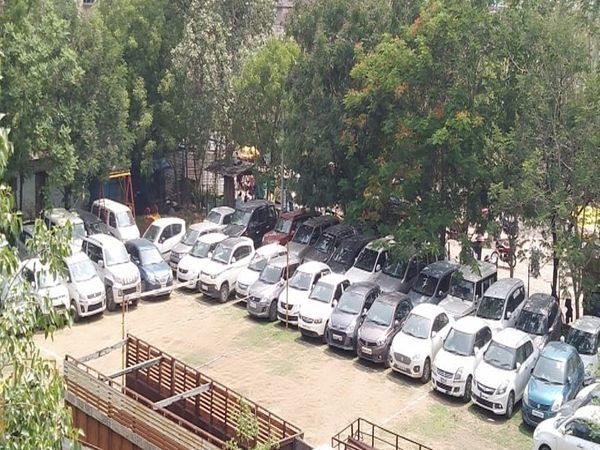 इंदौर में चोरों से 5 करोड़ की 44 कारें जब्त, गाड़ी किराए पर लेते, फर्जी कागज पर गिरवी रख भाग जाते, चार गिरफ्तार