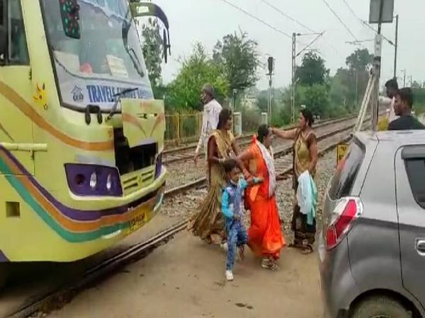 जबलपुर: रेलवे फाटक में फंस गई बस और सामने से आ रही थी तेज रफ्तार ट्रेन, फिर..