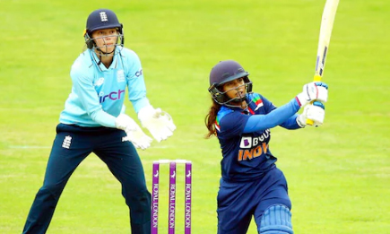 इंडिया-इंग्लैंड महिला वनडे : मिताली राज का 56वां अर्धशतक, डेब्यू वनडे में मात्र 15 रन बना पाईं शेफाली