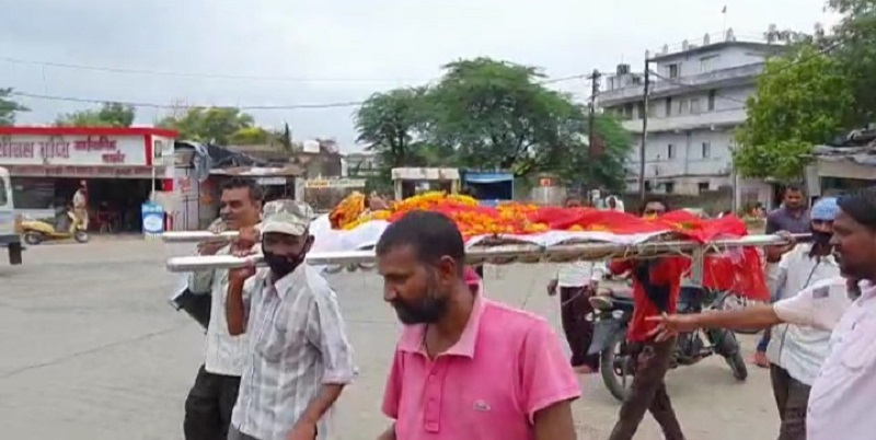 एमपी के धार में रूठे इंद्रदेव को मनाने के लिये लोगों ने निकाली जिंदा व्यक्ति की शव यात्रा, देखें वीडियो 