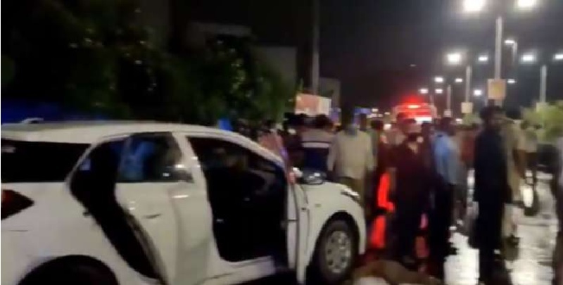 गुजरात में तेज रफ्तार कार ने फुटपाथ पर सो रहे 5 लोगों को रौंदा, 1 की मौत 4 घायल