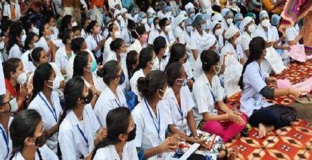एमपी के जबलपुर में कई दिनों के प्रदर्शन के बाद नर्सो की अनिश्चितकालीन हड़ताल शुरु