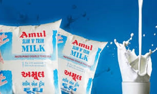 अमूल दूध हुआ महंगा, कीमत में 2 रुपये प्रति लीटर की हुई बढ़ोतरी, लोगों को लगा झटका
