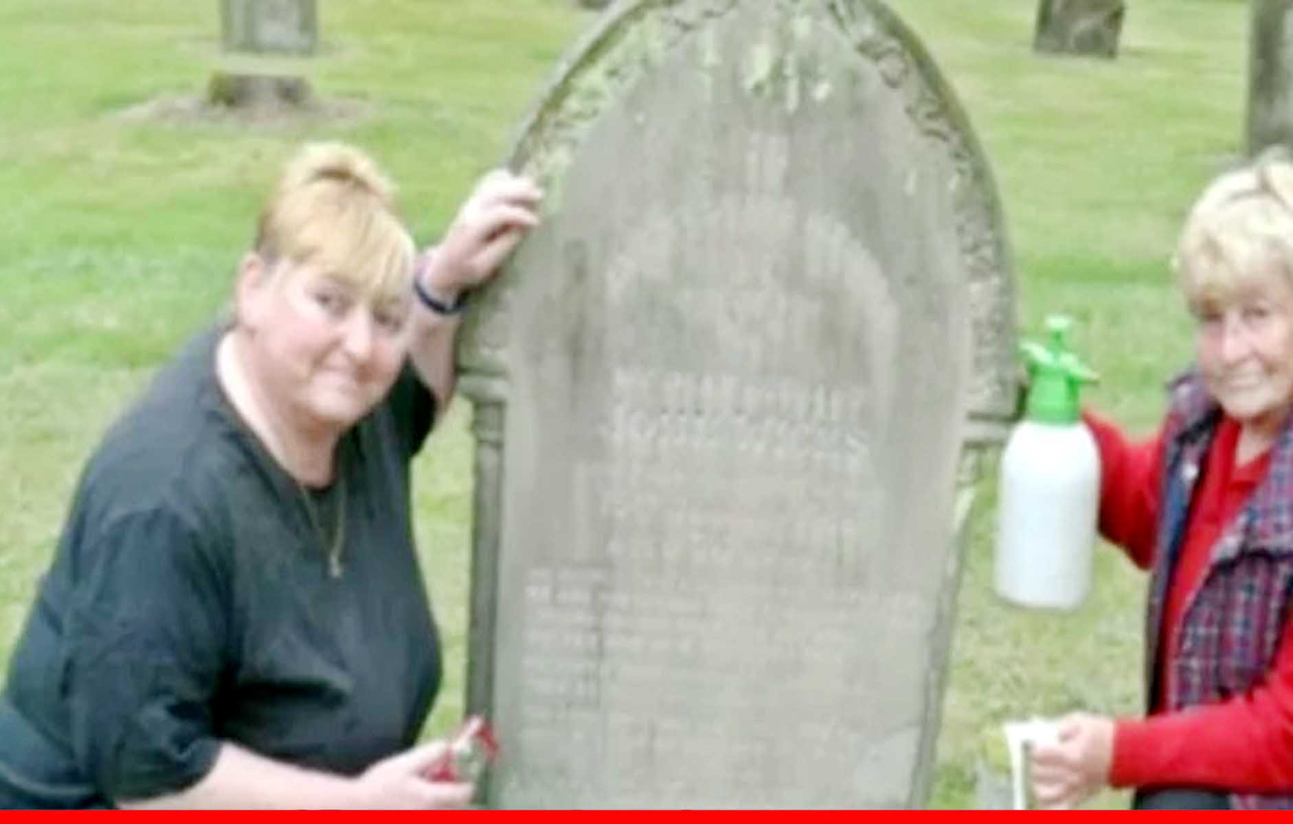 शौक बड़ी चीज है: कब्रों के साथ तस्वीरें खिंचवाती है ये महिला