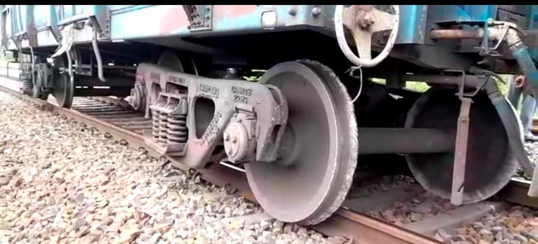 पटरी से उतरी मालगाड़ी, कटनी-बीना रेलखंड पर यातायात रहा बाधित, तीन यात्री ट्रेन सहित चार मालगाड़ी हुई प्रभावित
