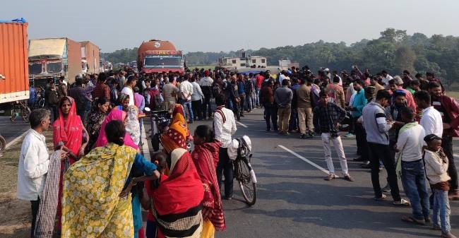 जबलपुर में नकाबपोश बदमाशों ने चलती बाईक पर किया पथराव, पीछे बैठी वृद्धा की मौत