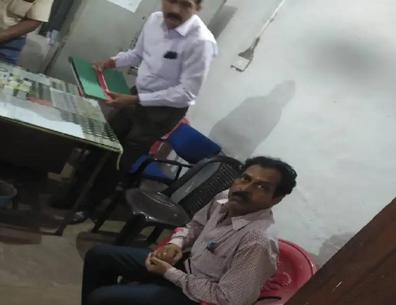 जबलपुर: लोकायुक्त ने आरआई को 1 हजार रुपए की रिश्वत लेते पाटन तहसील कार्यालय में रंगे हाथों धराया