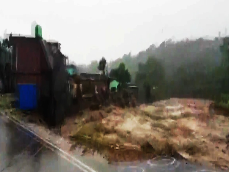 हिमाचल प्रदेश में बादल फटा, कई वाहन बहे, राज्य में उफान पर नदियां