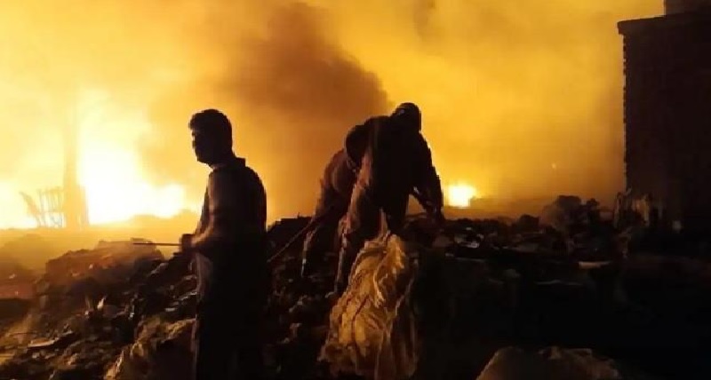 दिल्ली के टिकरी कलां इलाके में खुले गोदाम में भीषण आग लगी