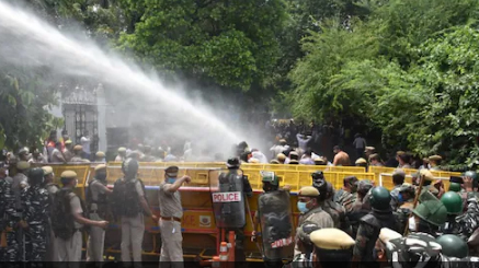 दिल्ली: जल मंत्री सत्येंद्र जैन के घर का पानी काटने जेसीबी लेकर पहुंचे बीजेपी कार्यकर्ता, जमकर बवाल