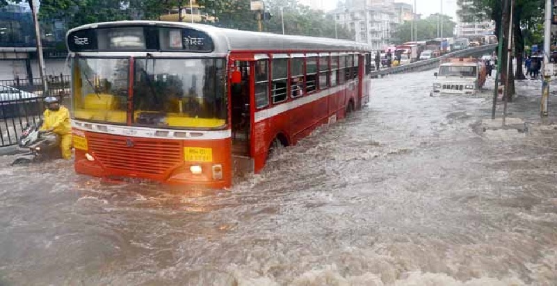 मुंबई में भारी बारिश, सड़कों पर भरा पानी, मौसम विभाग ने जारी किया अलर्ट