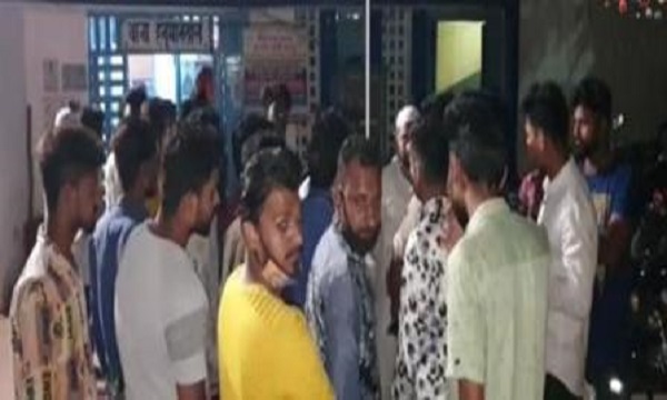 जबलपुर में मासूम बच्चियों के साथ करता रहा अश्लील हरकतें, क्षेत्रीय लोगों ने पकड़कर किया पुलिस के हवाले, देखे वीडियो