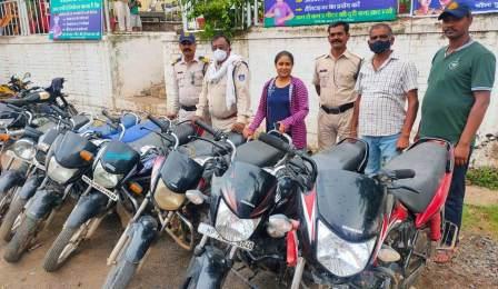 एमपी के जबलपुर में पकड़े गए शातिर वाहन चोर, 8 दो पहिया मिले
