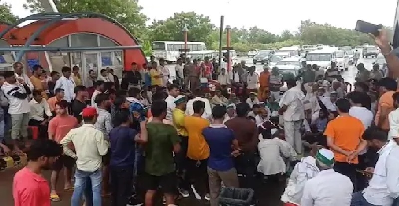 मथुरा में किसानों का यमुना एक्सप्रेस-वे के मांट टोल प्लाजा पर कब्जा, वाहनों का आना-जाना फ्री