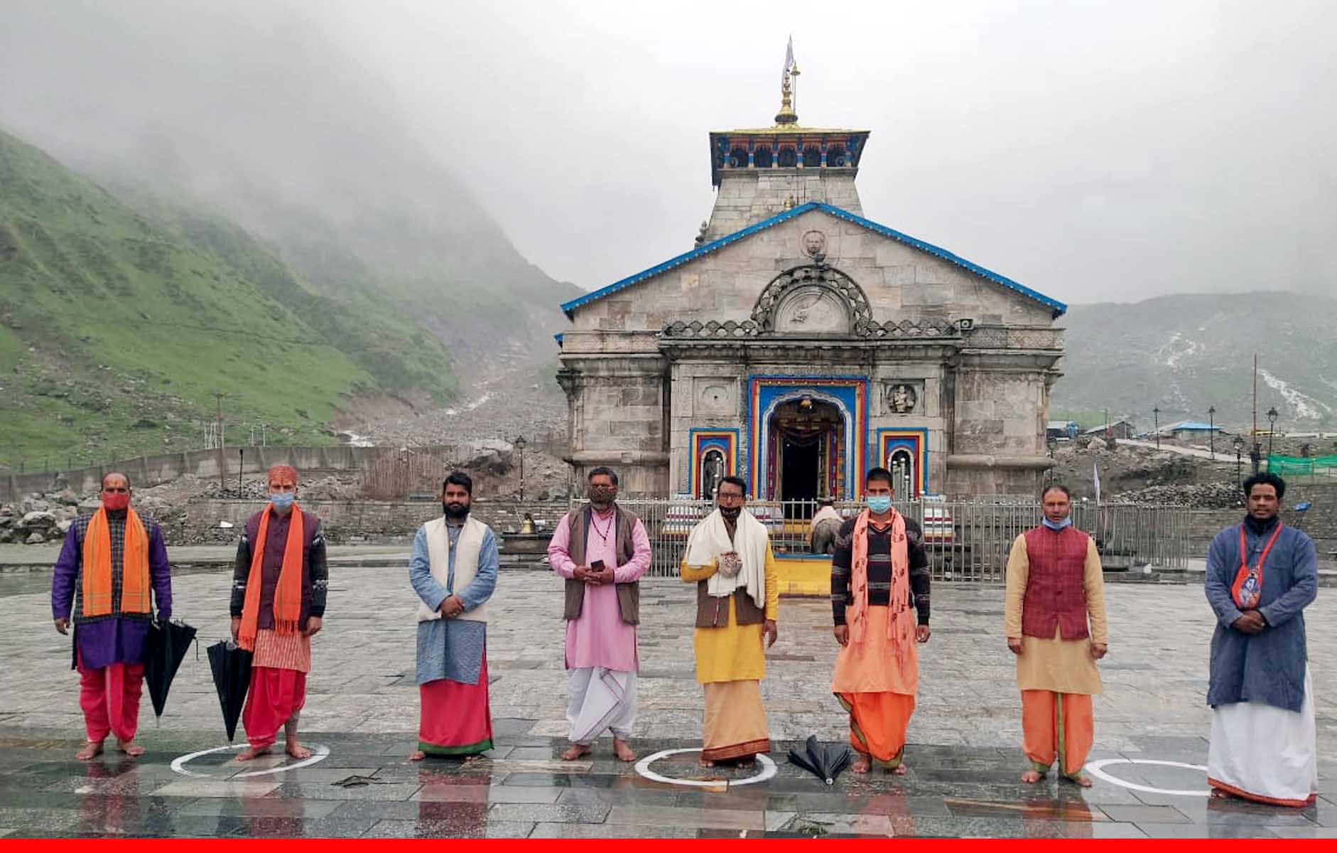 बदरीनाथ मंदिर परिसर में नमाज पढ़ने पर तनाव, सोशल मीडिया पर वीडियो वायरल