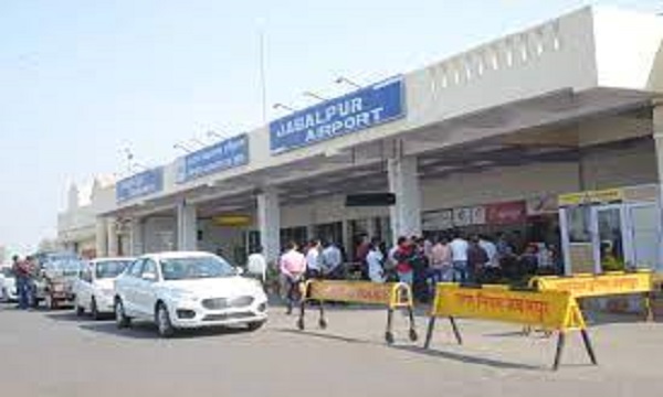 जबलपुर में खराब मौसम ने रोकी दो विमानों की लैडिंग: दिल्ली-जबलपुर को बनारस में उतारा, मुम्बई-जबलपुर विमान को लखनऊ डायवर्ट किया
