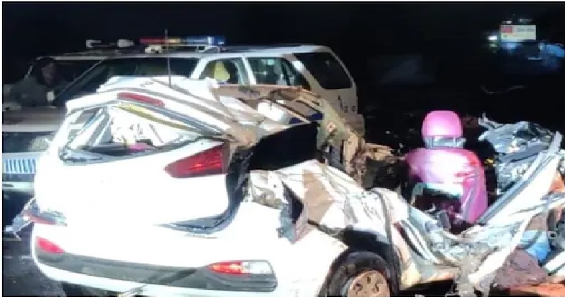 भोपाल में 110 की स्पीड से ट्रक के पीछे घुसी कार, 4 दोस्तों की मौके पर ही मौत