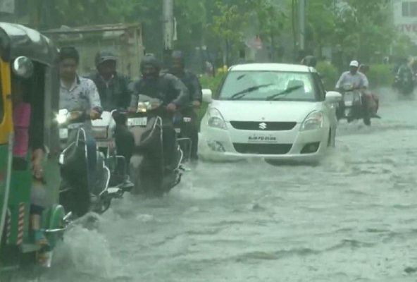 गुजरात के कई जिलों में तेज बारिश, एहतियातन 56 मार्ग बंद किए, इन जिलों में चेतावनी