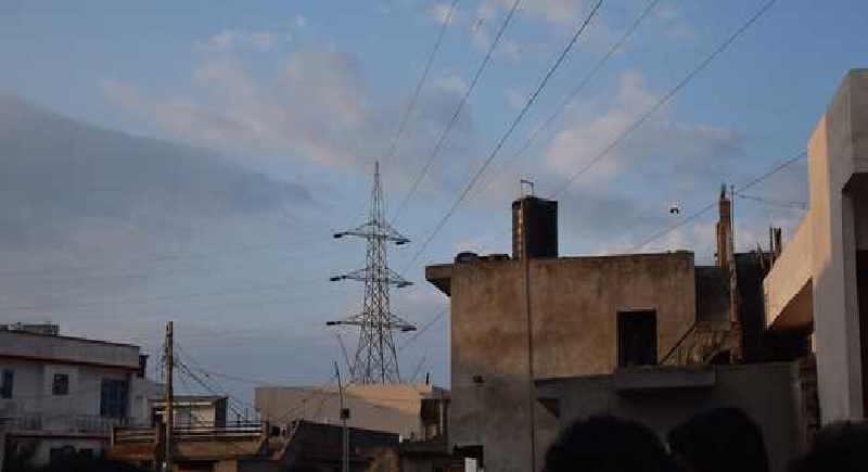 एमपी के जबलपुर में पानी की टंकी सुधारने छत पर गया प्लम्बर एचटी लाइन से झुलसा, हालत गंभीर