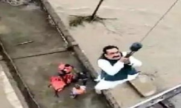 एमपी के दतिया में सिंध नदी की बाढ़ में फंसे 90 लोग, गृहमंत्री फंसे तो हेलीकाप्टर की मदद से बाहर निकाला