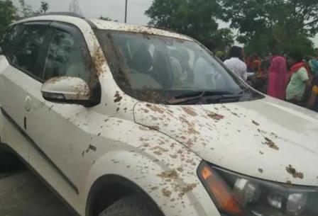एमपी के श्योपुर बाढ ग़्रस्त इलाके में पहुंचे केन्द्रीय मंत्री तोमर पर भड़के पीड़ित, घेराव कर गाड़ी पर कीचड़ फेंका