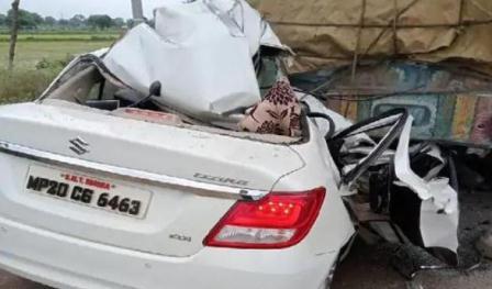 जबलपुर में ट्रक से टकराई कार के परखच्चे उड़े, युवक की मौत..!