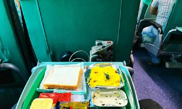 रेल यात्रियों को अब घर से खाना लाने की जरूरत नहीं, आईआरसीटीसी ने फिर शुरू की ई-कैटरिंग