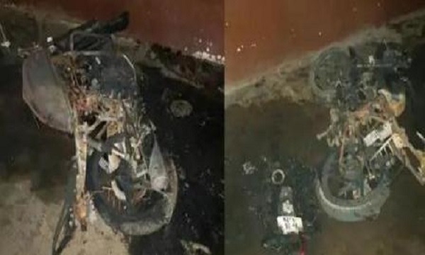 जबलपुर मेडिकल कालेज छात्रा में बदमाशों ने मोटर साइकलों में लगाई आग