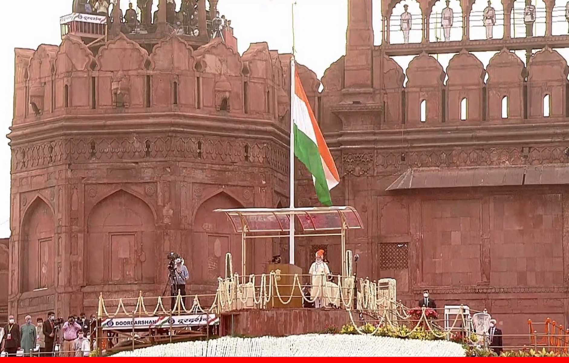 स्वतंत्रता दिवस: PM मोदी ने फहराया तिरंगा, अगले 25 साल नए भारत का अमृतकाल, लाल किले से बोले पीएम मोदी 