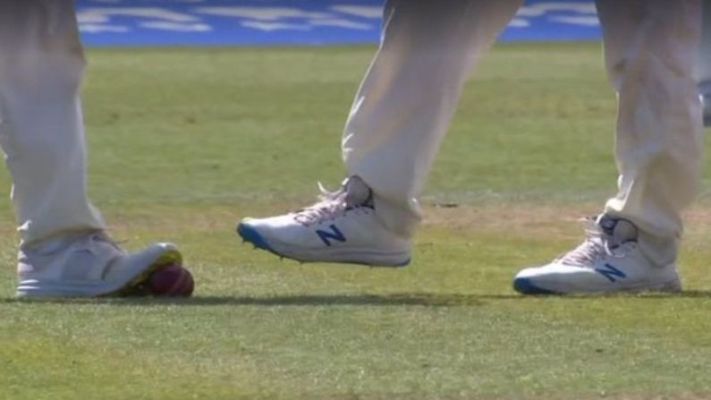 इंग्लैंड के खिलाडिय़ों ने लाइव मैच में की बेईमानी, जूतों से गेंद को खराब करते पकड़े गए