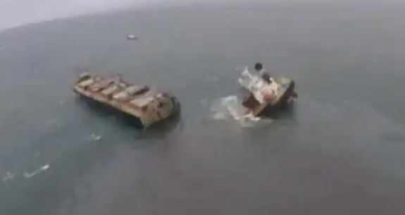 जापान: बीच समंदर में टूट गया बड़ा जहाज, 24 किलोमीटर तक फैल गया तेल