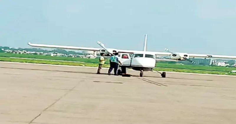 इंदौर के एयरपोर्ट पर ट्रेनिंग विमान की इमरजेंसी लैंडिंग, टला बड़ा हादसा