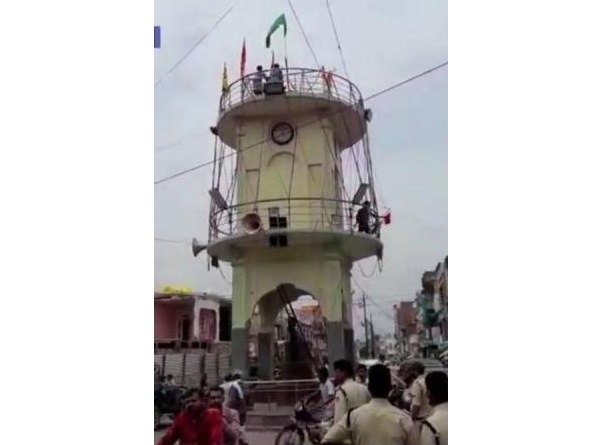 एमपी के इस जिले में घंटाघर में युवकों ने फहरा दिया इस्लामिक झंडा, तनाव