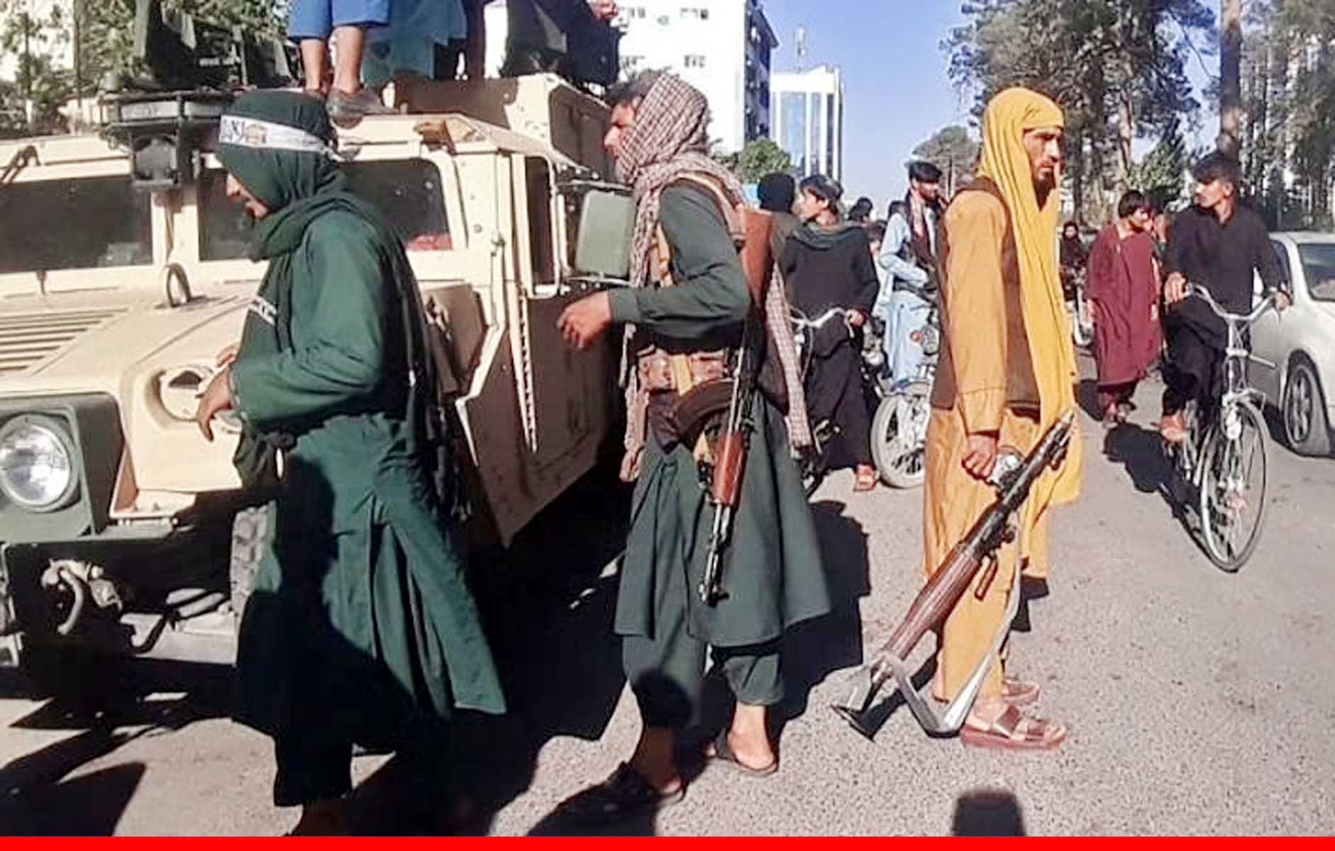 तालिबान ने अमेरिकी सेना के हथियार और गाड़ियों को लूट लिया